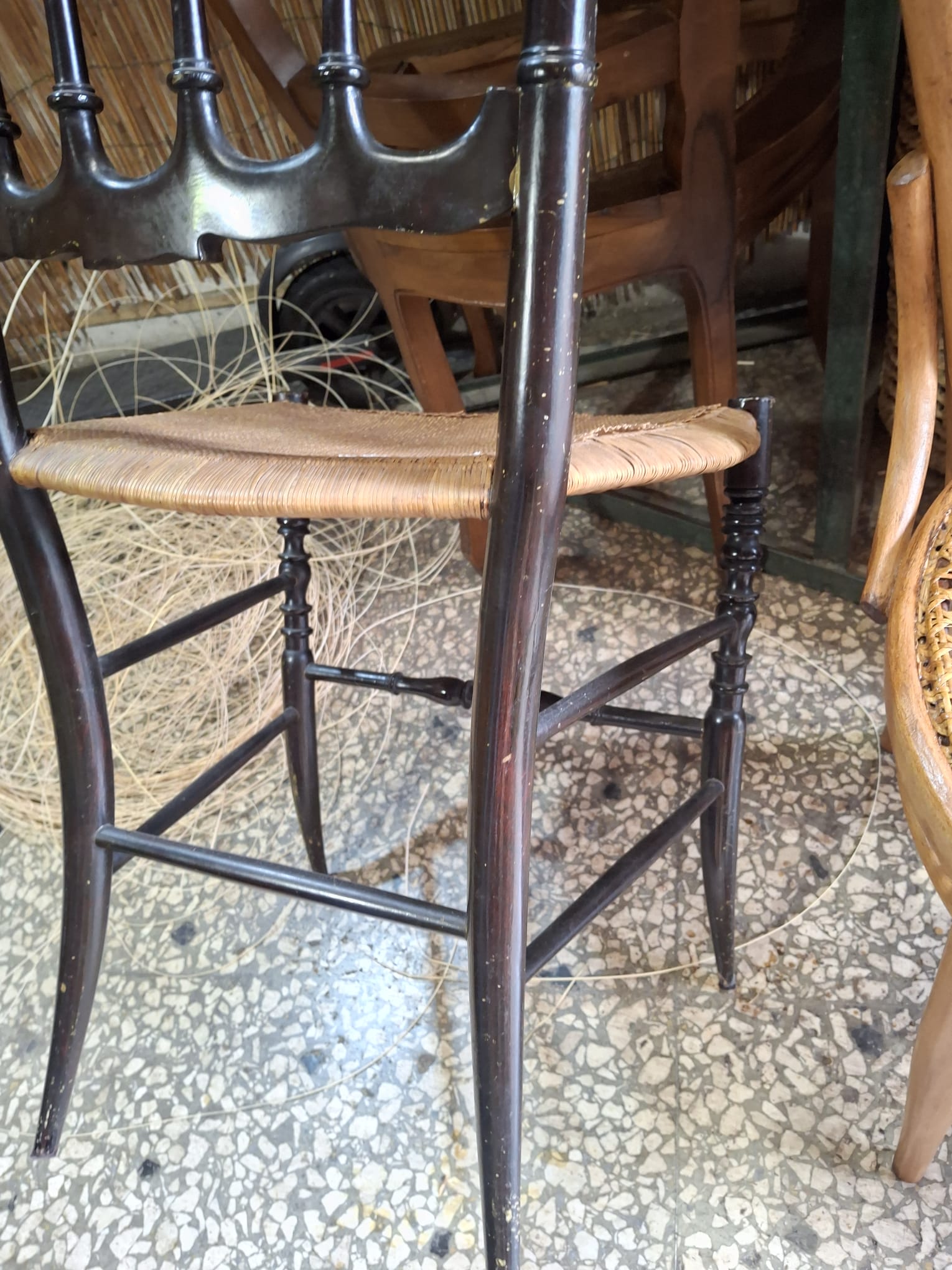 Foto di quando è stata portata ( con buchi tarme ) la sedie Chiavarine sotto